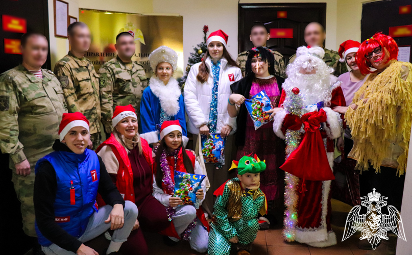 В Йошкар-Оле активисты «Движения Первых» поздравили военнослужащих и сотрудников Росгвардии, заступивших на дежурство в новогоднюю ночь 