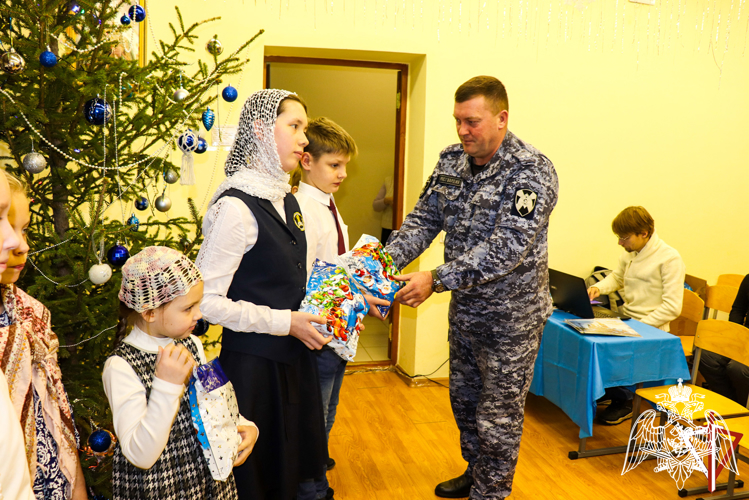 В Йошкар-Оле росгвардейцы навестили воспитанников воскресной школы храма Серафима Саровского 