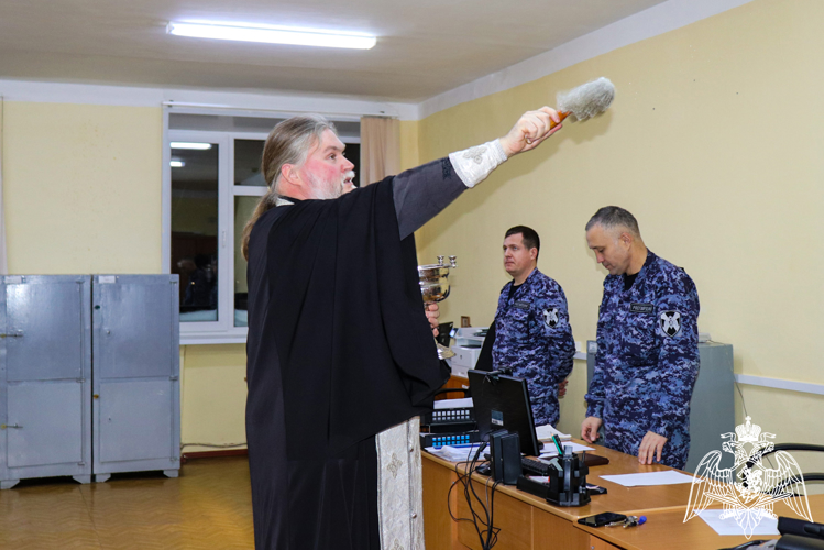 В Йошкар-Оле настоятель храма Серафима Саровского протоиерей Александр Бачурин поздравил росгвардейцев с праздником Крещения Господня
