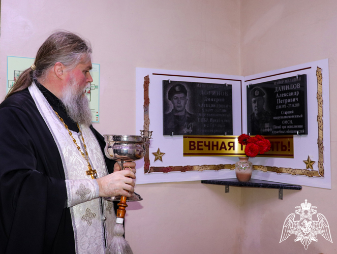 В Йошкар-Оле настоятель храма Серафима Саровского протоиерей Александр Бачурин поздравил росгвардейцев с праздником Крещения Господня