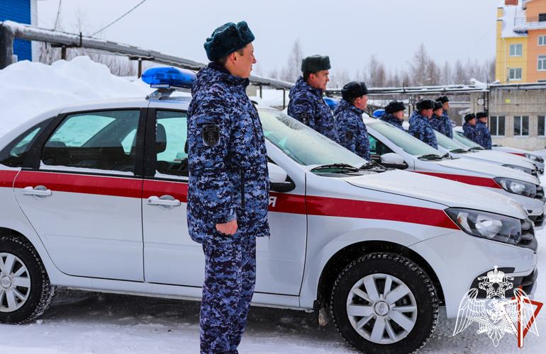 В Марий Эл сотрудникам Росгвардии вручили ключи от новых служебных автомобилей