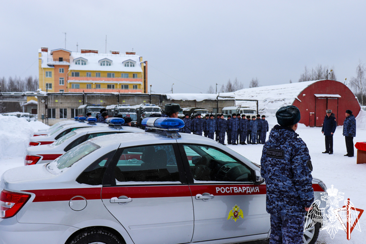 В Марий Эл сотрудникам Росгвардии вручили ключи от новых служебных автомобилей