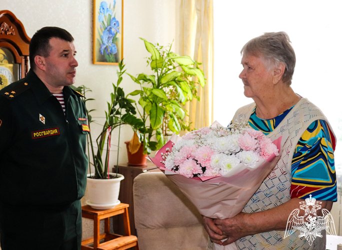 В Йошкар-Оле росгвардейцы навестили блокадниц Ленинграда