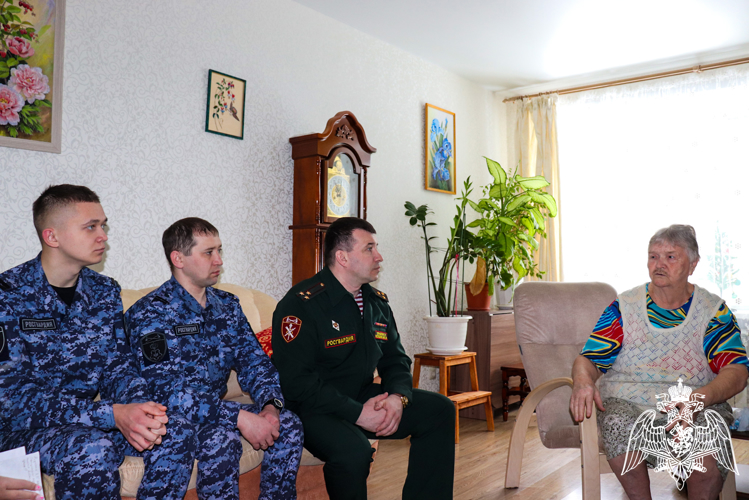 В Йошкар-Оле росгвардейцы навестили блокадниц Ленинграда