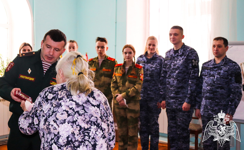 В Йошкар-Оле росгвардейцы навестили блокадниц Ленинграда