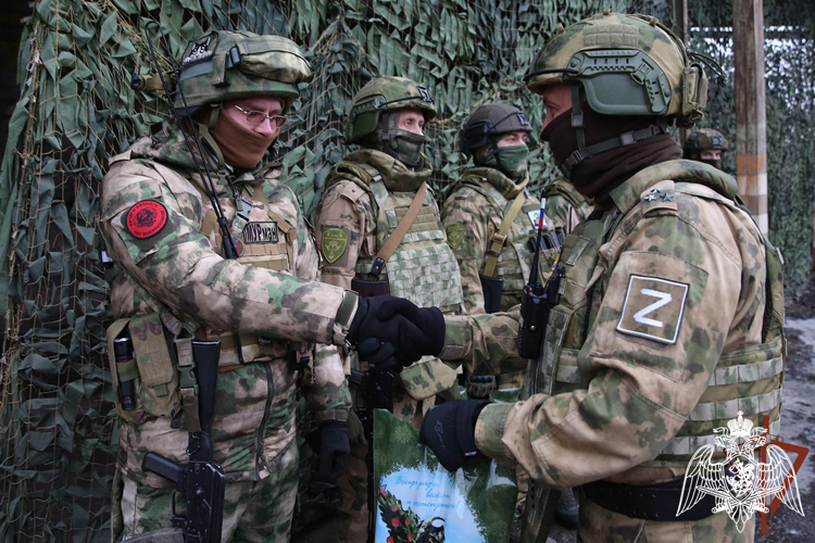 Росгвардейцам в зоне СВО раздали новогодние подарки