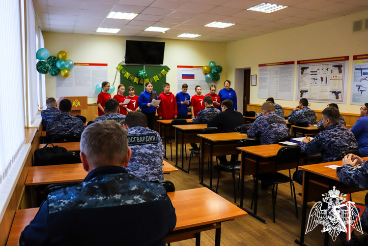 В Йошкар-Оле активисты «Движения Первых» поздравили сотрудников Росгвардии с Днем защитника Отечества