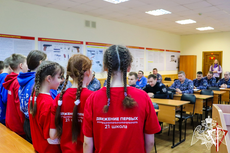 В Йошкар-Оле активисты «Движения Первых» поздравили сотрудников Росгвардии с Днем защитника Отечества