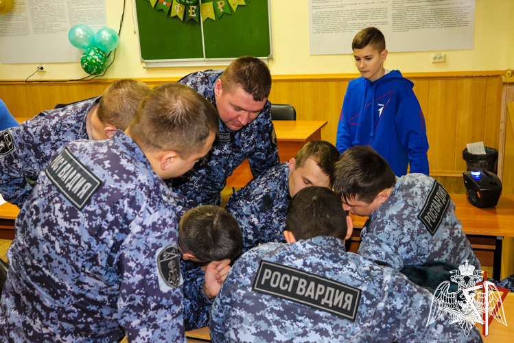 В Йошкар-Оле активисты «Движения Первых» поздравили сотрудников Росгвардии с Днем защитника Отечества