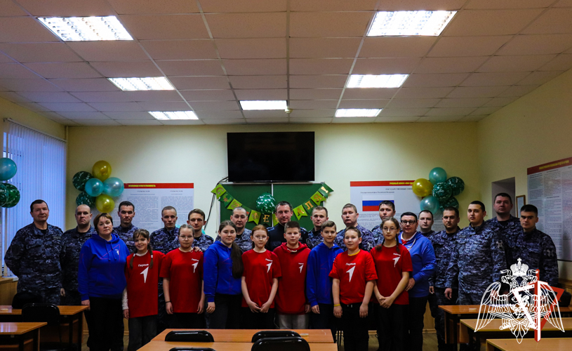 В Йошкар-Оле активисты «Движения Первых» поздравили сотрудников Росгвардии с Днем защитника Отечества