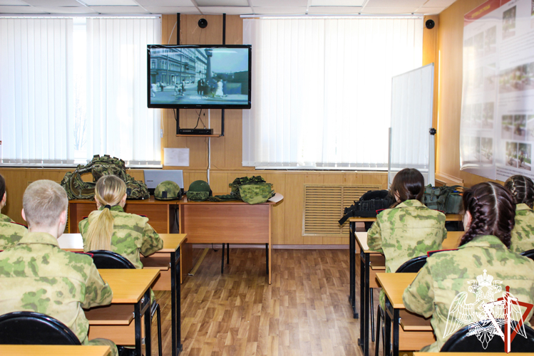 В Йошкар-Оле учащиеся подшефного класса Росгвардии побывали в гостях у сотрудников спецподразделения