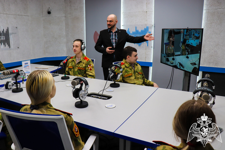 Журналисты телекомпании ГТРК «Марий Эл» познакомили подшефных кадет территориального управления Росгвардии со своей профессией