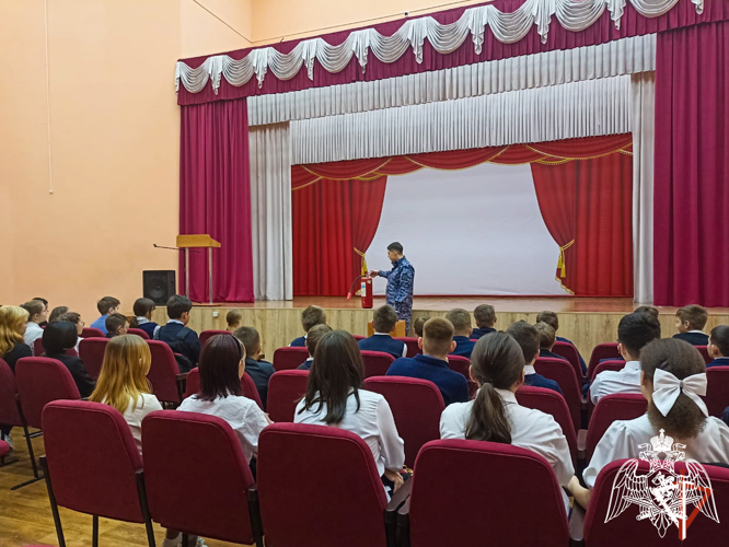 В Йошкар-Оле офицер территориального управления Росгвардии проводит уроки безопасности для школьников 