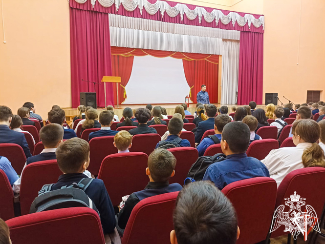 В Йошкар-Оле офицер территориального управления Росгвардии проводит уроки безопасности для школьников 