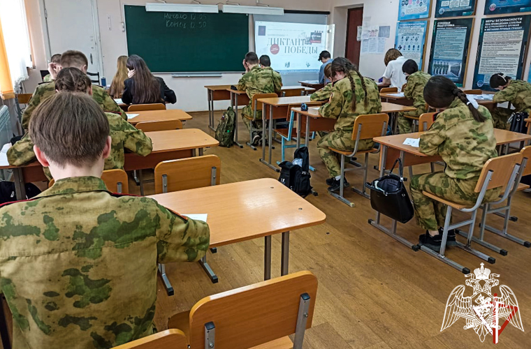 В Йошкар-Оле росгвардейцы и школьники подшефных классов Росгвардии приняли участие в исторической акции «Диктант Победы»