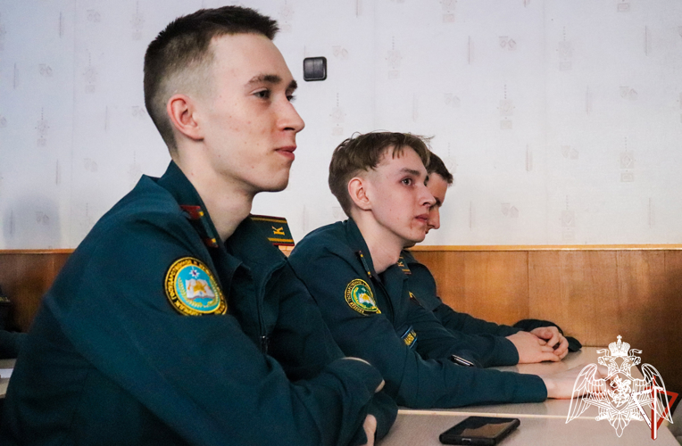 В Йошкар-Оле представители Росгвардии продолжают знакомить учащихся образовательных заведений города с ведомственными ВУЗами