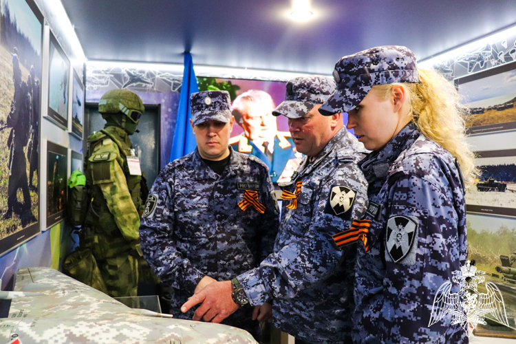 В Йошкар-Оле росгвардейцы ознакомились с экспозициями  патриотического поезда  «Сила в правде»