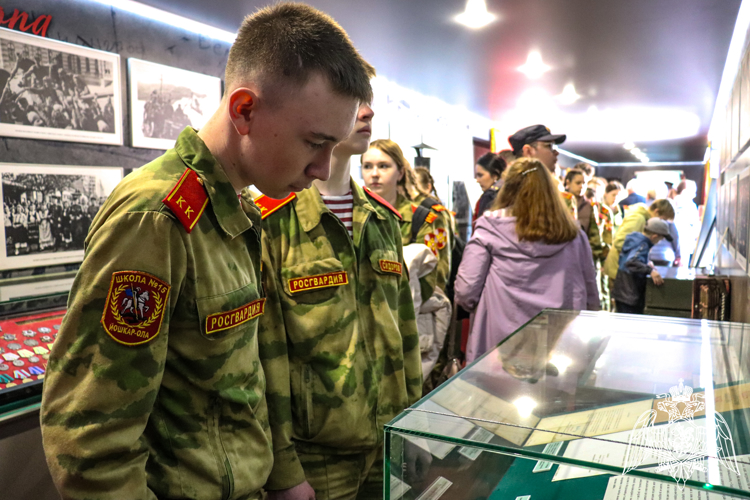 В Йошкар-Оле росгвардейцы ознакомились с экспозициями  патриотического поезда  «Сила в правде»