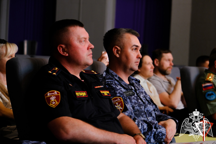 В Йошкар-Оле росгвардейцы поздравили подшефных кадет с завершением учебного года