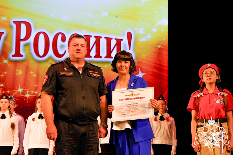 В Йошкар-Оле росгвардейцы поздравили подшефных кадет с завершением учебного года