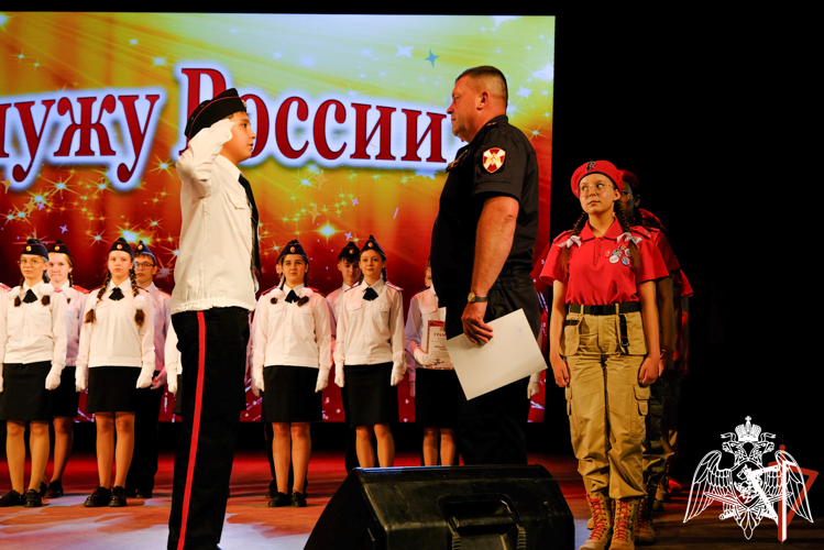 В Йошкар-Оле росгвардейцы поздравили подшефных кадет с завершением учебного года
