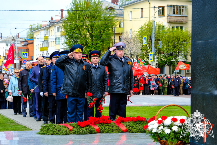 В Йошкар-Оле начальник регионального управления Росгвардии принял участие в церемонии возложения цветов к монументу Воинской Славы и Вечному огню