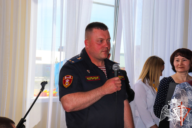 В Марий Эл росгвардейцы поздравили учащихся подшефной школы с  окончанием обучения