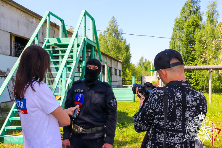 Кинолог ОМОН «Таир» Росгвардии вместе со служебной собакой стали героями сюжета ГТРК «Марий Эл» 