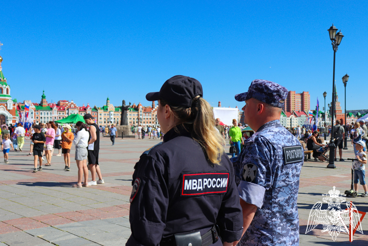 Сотрудники и военнослужащие Росгвардии обеспечили общественный порядок во время празднования Дня молодежи в Марий Эл