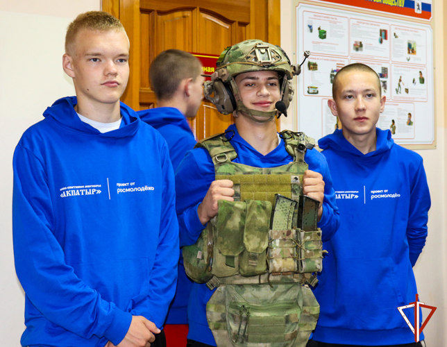 Сотрудники СОБР "Берсерк" Росгвардии продемонстрировали элементы защитной экипировки участникам военно-спортивного многоборья «Акпатыр»