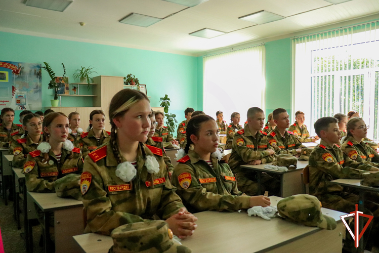В Йошкар-Оле офицер Росгвардии провел урок безопасности для подшефных школьников 