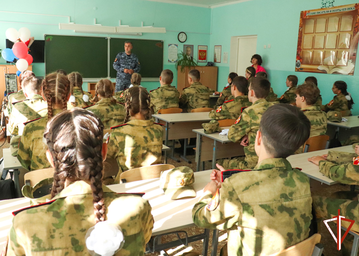 В Йошкар-Оле офицер Росгвардии провел урок безопасности для подшефных школьников 