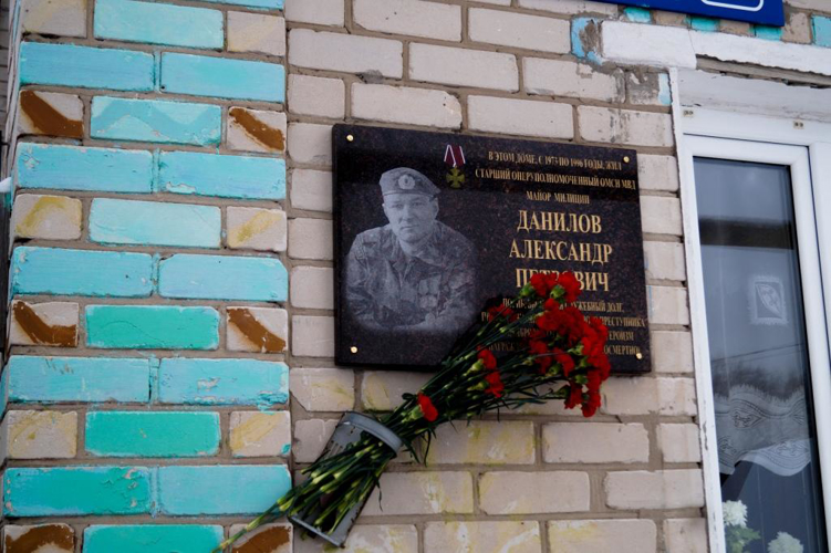 В Марий Эл состоялось открытие мемориальной доски погибшему сотруднику СОБР Александру Данилову 
