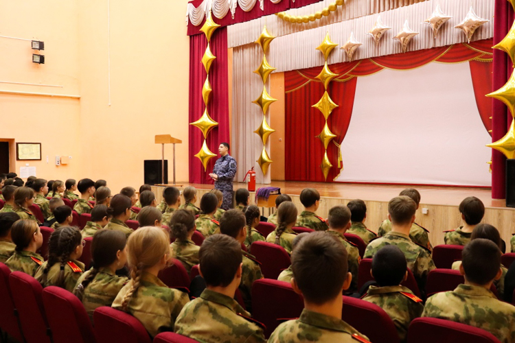 В Йошкар-Оле росгвардеец провел урок безопасности для подшефных кадет