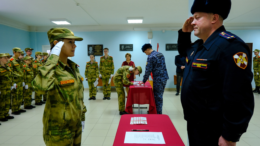 В Йошкар-Оле учащиеся подшефного класса Росгвардии принесли торжественную клятву на верность Отечеству