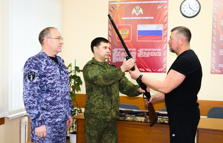Росгвардейцы продолжают оказывать помощь жителям Марий Эл по передаче оружия на нужды СВО