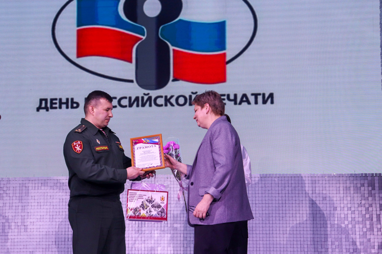 Представители Росгвардии поздравили журналистов Марий Эл с Днем российской печати