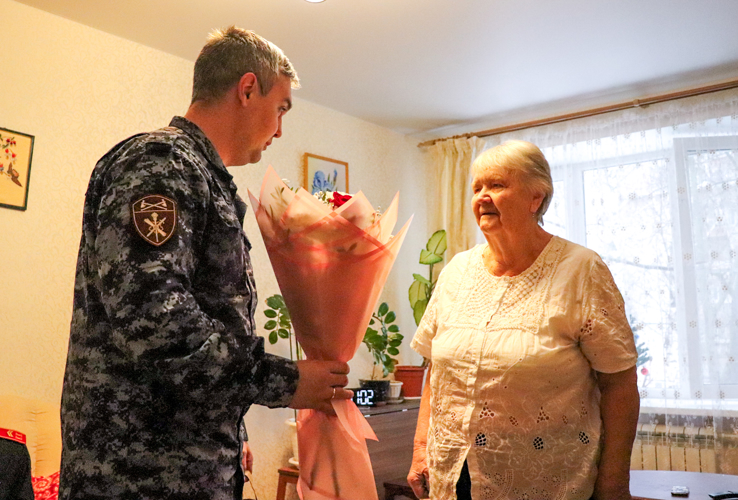 В Йошкар-Оле росгвардейцы навестили жительницу блокадного Ленинграда