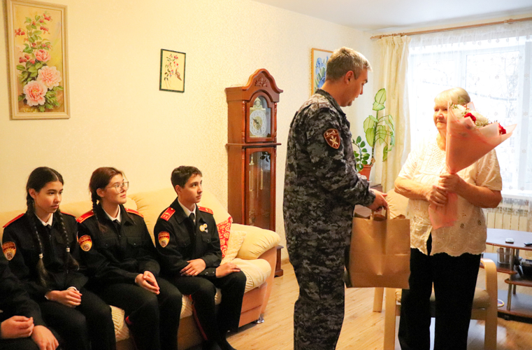 В Йошкар-Оле росгвардейцы навестили жительницу блокадного Ленинграда