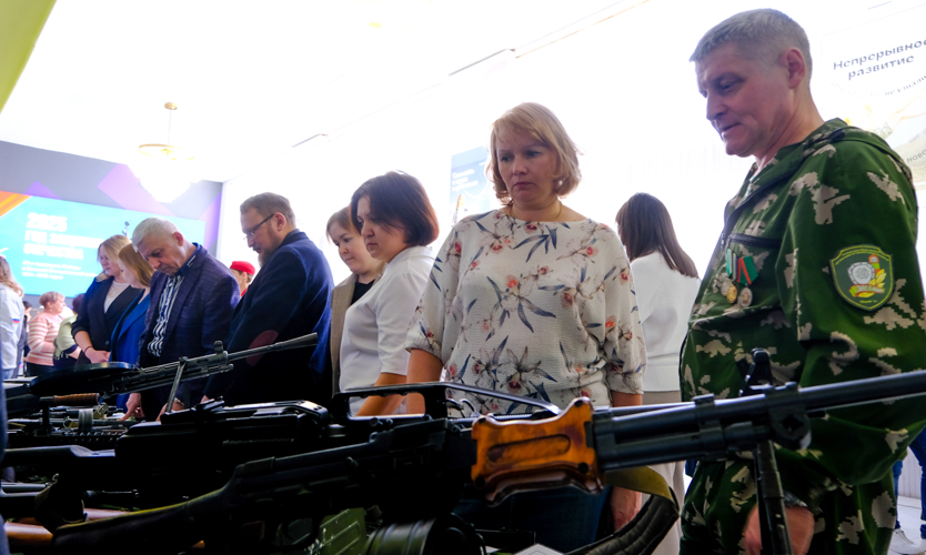 Росгвардейцы  представили выставку вооружения на открытии Года защитника Отечества в Йошкар-Оле