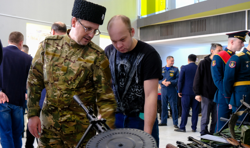 Росгвардейцы  представили выставку вооружения на открытии Года защитника Отечества в Йошкар-Оле