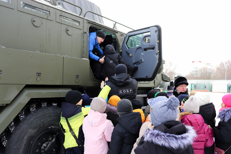 Школьники Йошкар-Олы побывали в гостях у спецподразделения Росгвардии 