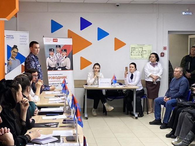 Сотрудники Росгвардии рассказали о преимуществах службы на ярмарке вакансий в Йошкар-Оле 