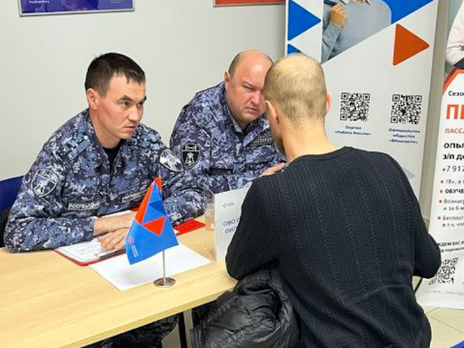 Сотрудники Росгвардии рассказали о преимуществах службы на ярмарке вакансий в Йошкар-Оле 
