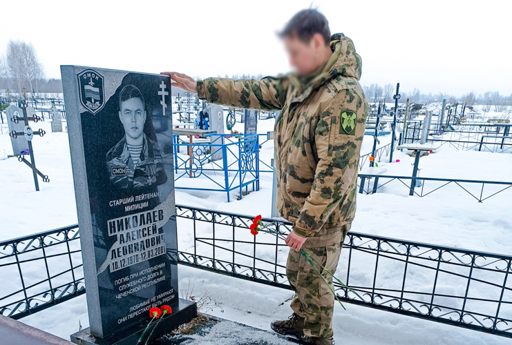 В Йошкар-Оле сотрудники ОМОН «Таир» Росгвардии почтили память сослуживца, погибшего при исполнении служебных обязанностей
