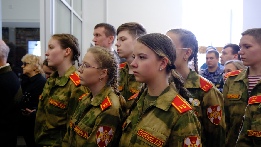 В Йошкар-Оле представители Росгвардии ознакомились с выставкой, посвященной образу великого полководца Александра Невского
