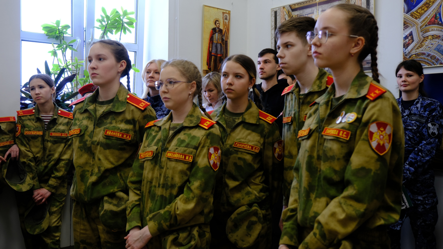 В Йошкар-Оле представители Росгвардии ознакомились с выставкой, посвященной образу великого полководца Александра Невского