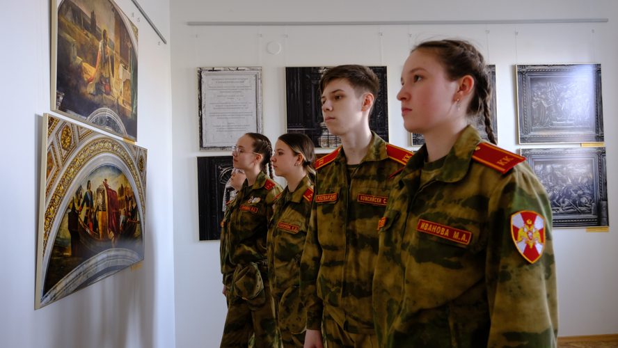В Йошкар-Оле представители Росгвардии ознакомились с выставкой, посвященной образу великого полководца Александра Невского