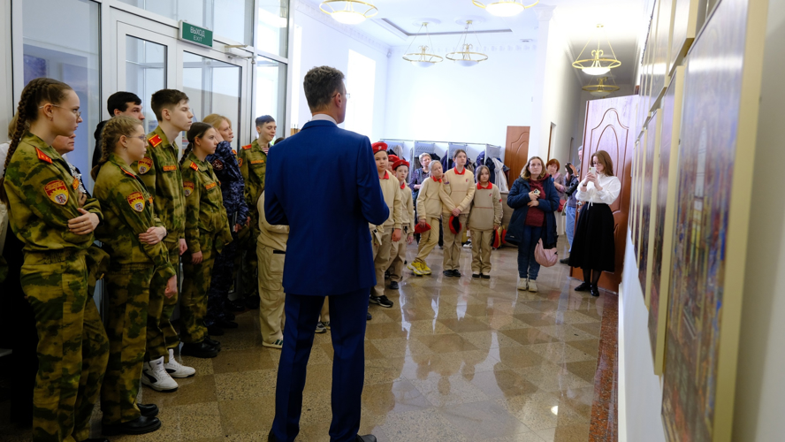 В Йошкар-Оле представители Росгвардии ознакомились с выставкой, посвященной образу великого полководца Александра Невского