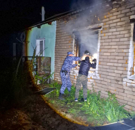 Росгвардейцы спасли мужчину во время пожара в Марий Эл